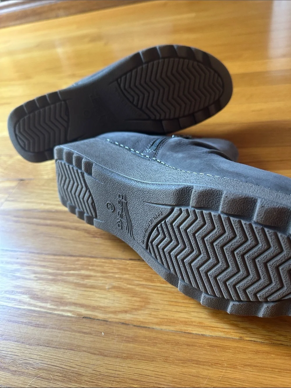 Dansko gray suede low bootie size 40